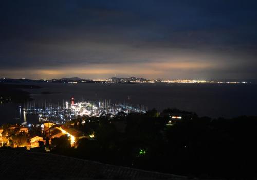 Point rencontre : Soirée des étoiles (Porquerolles)_Hyères - Vue nocturne du port et du village de Porquerolles