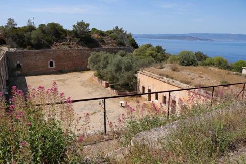Cour du fort de l'Eminence