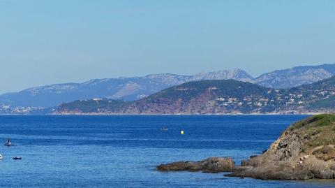 Image - Vue sur le Cap Garonne et les Baux rouges