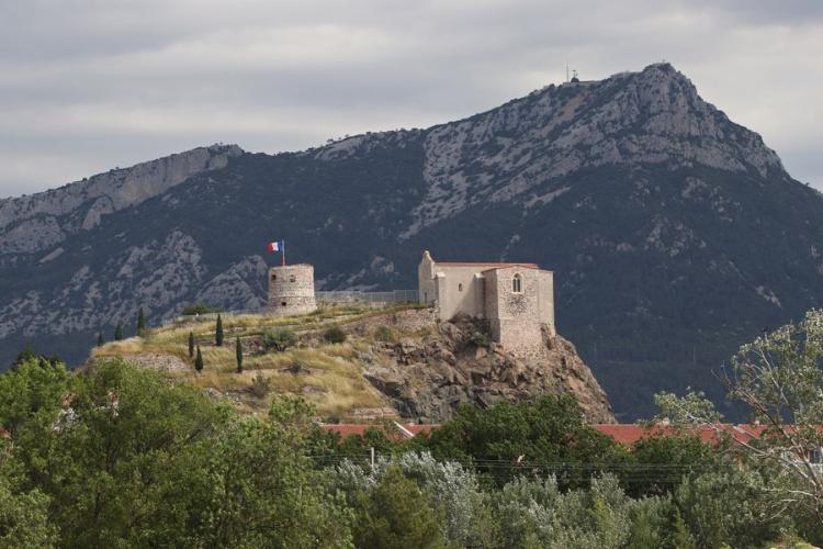 Vue sur le rocher de La Garde depuis le Parc Nature - Vue sur le rocher de La Garde depuis le Parc Nature